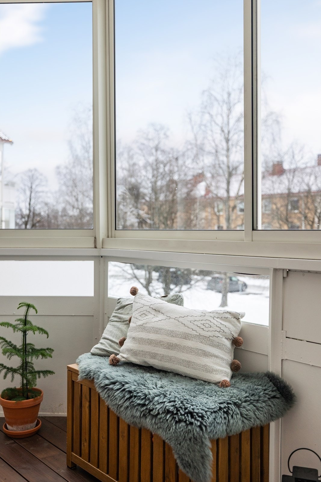 Store vinduer på balkongen med utsikt mot nærområdet. Galleribilde
