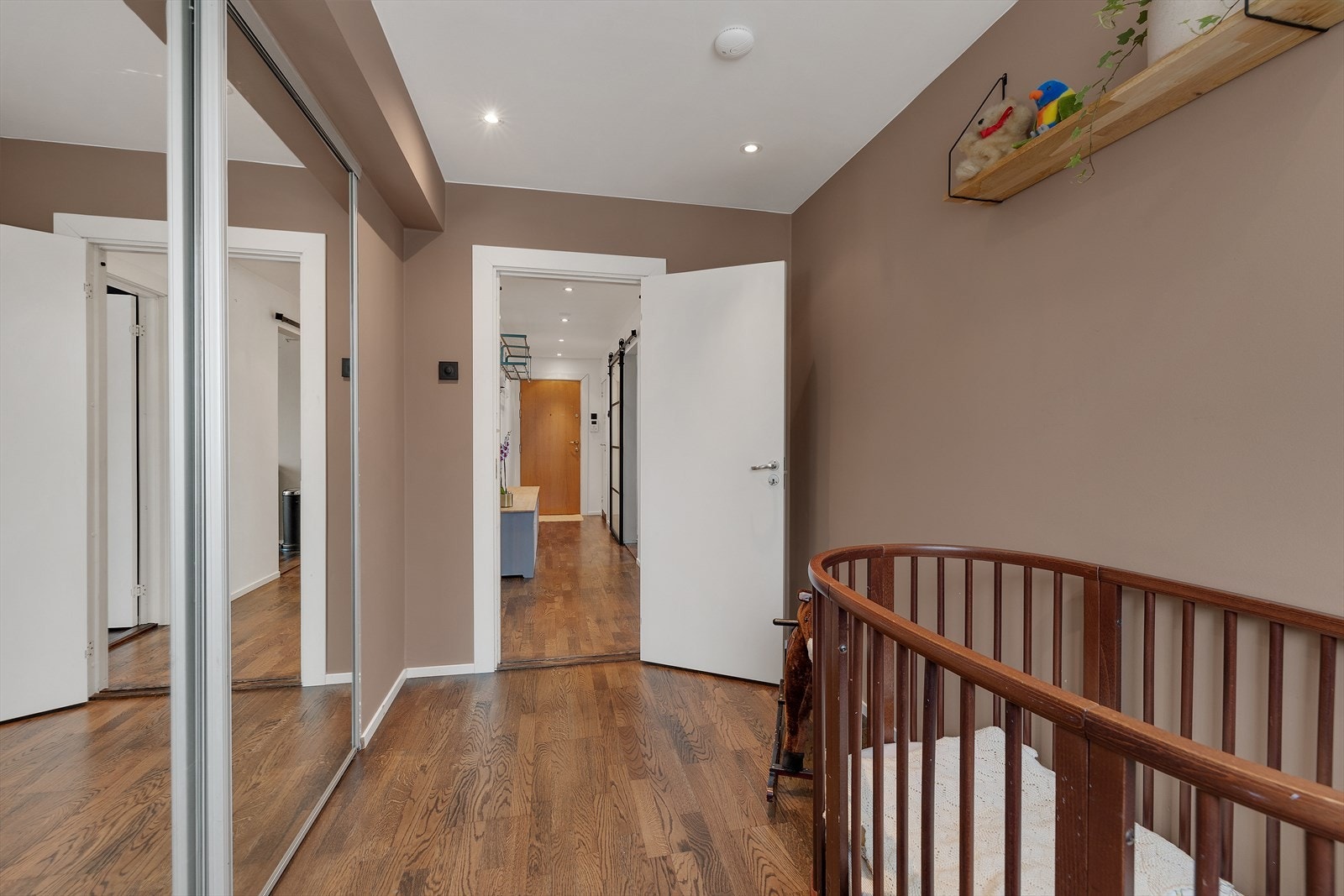 Parkettgulv og malte vegger gir et varmt og naturlig preg til rommet. Galleribilde