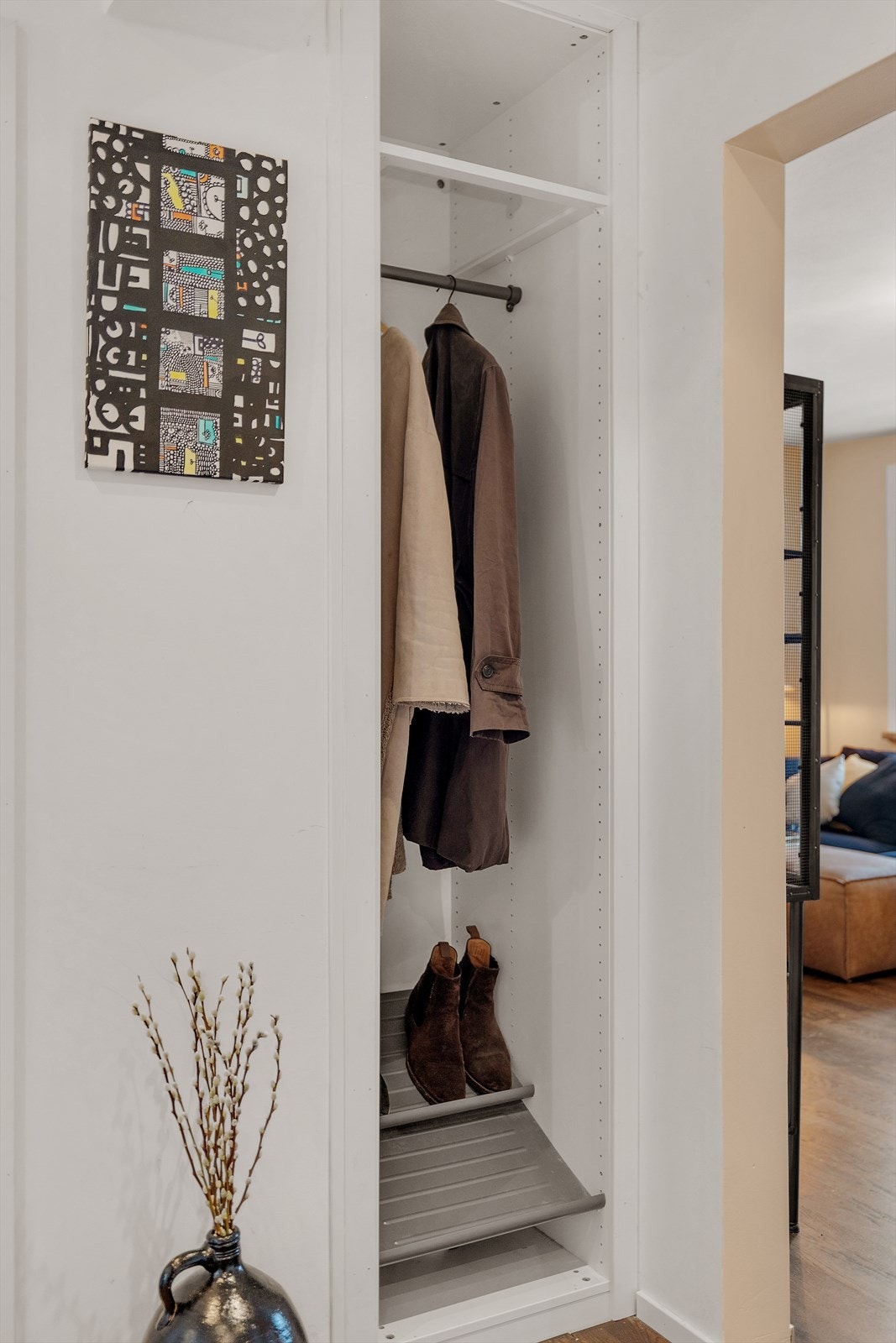 Åpen garderobeløsning i entréen gir enkel tilgang til klær og sko. Galleribilde