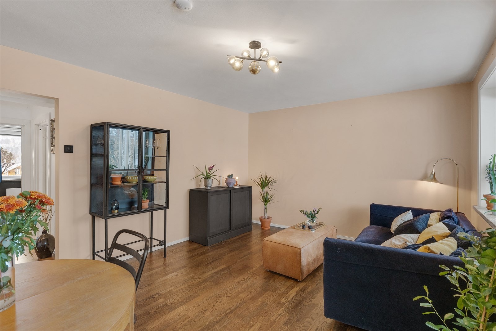 Sofaområdet er plassert ved store vinduer for utsyn. Galleribilde