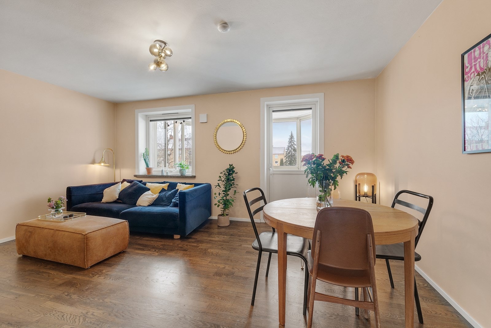 Lyst og åpent med god plass til sofa, sofabord, spiseplass med tilhørende møblement. Galleribilde