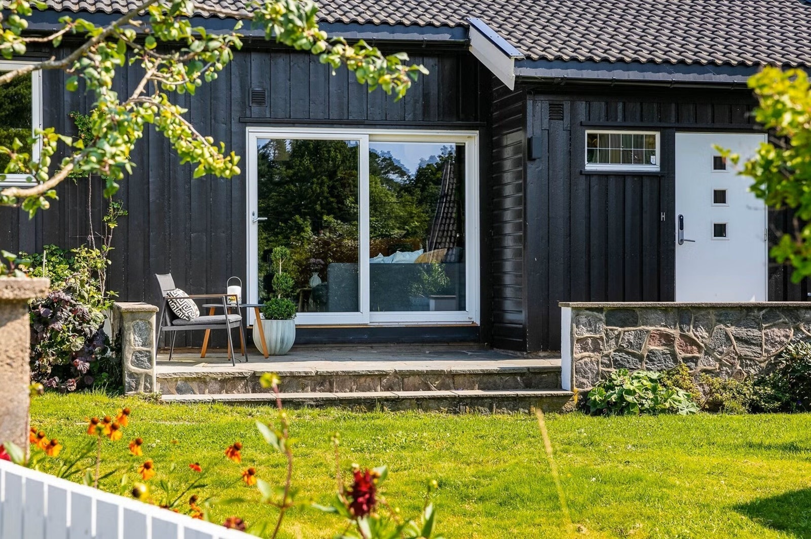 Inngangspartiet blir ekstra hyggelig med en hage i full blomstring (Foto: Børge Oppegård) Galleribilde