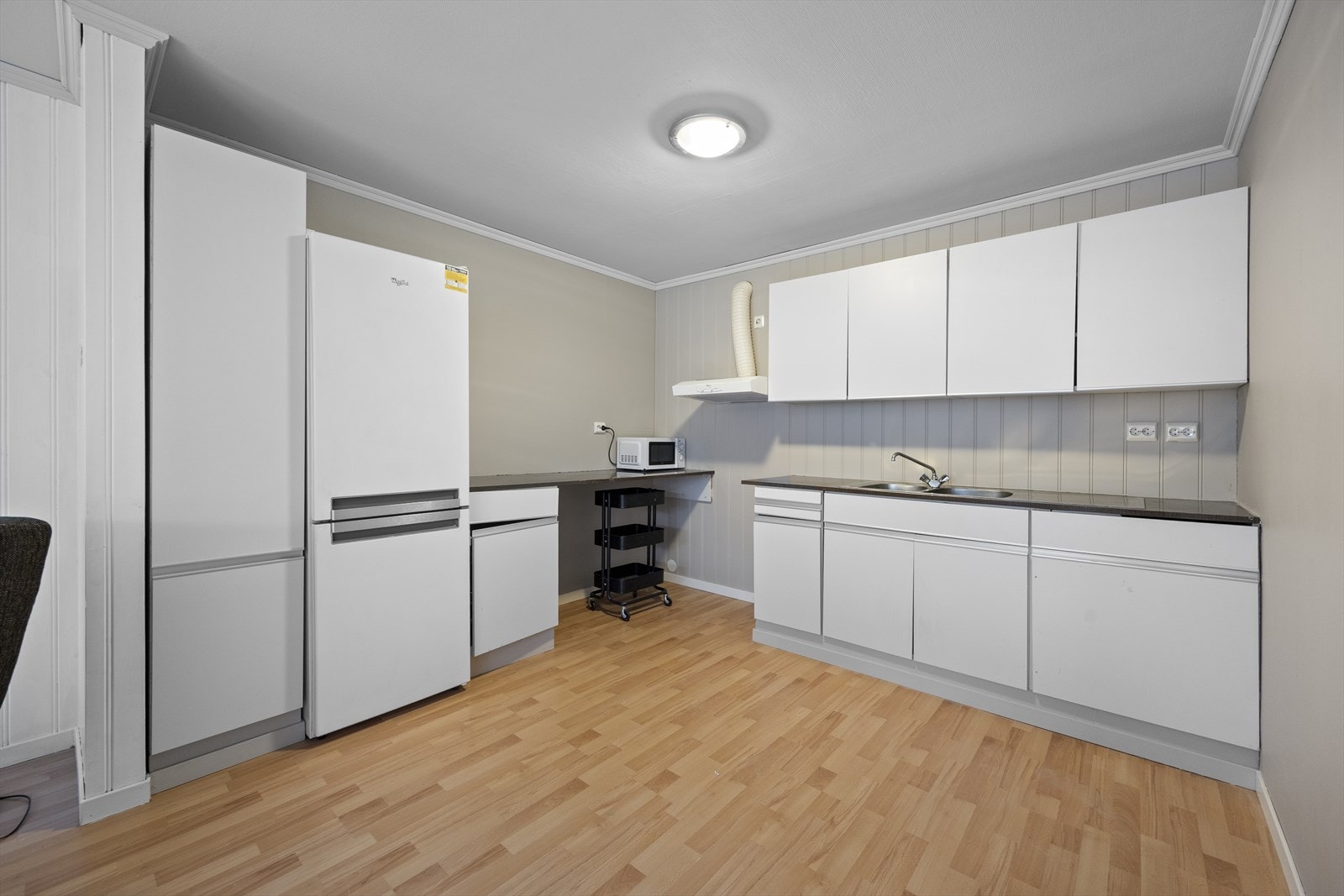 Kjøkkenet har slette fronter og en benkeplate i laminat. Galleribilde