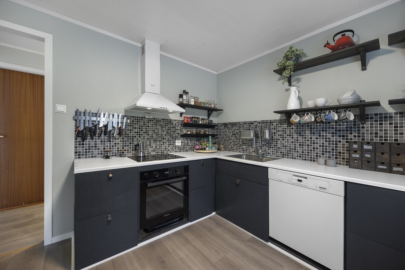 Kjøkkenventilatoren har avtrekk ut Galleribilde