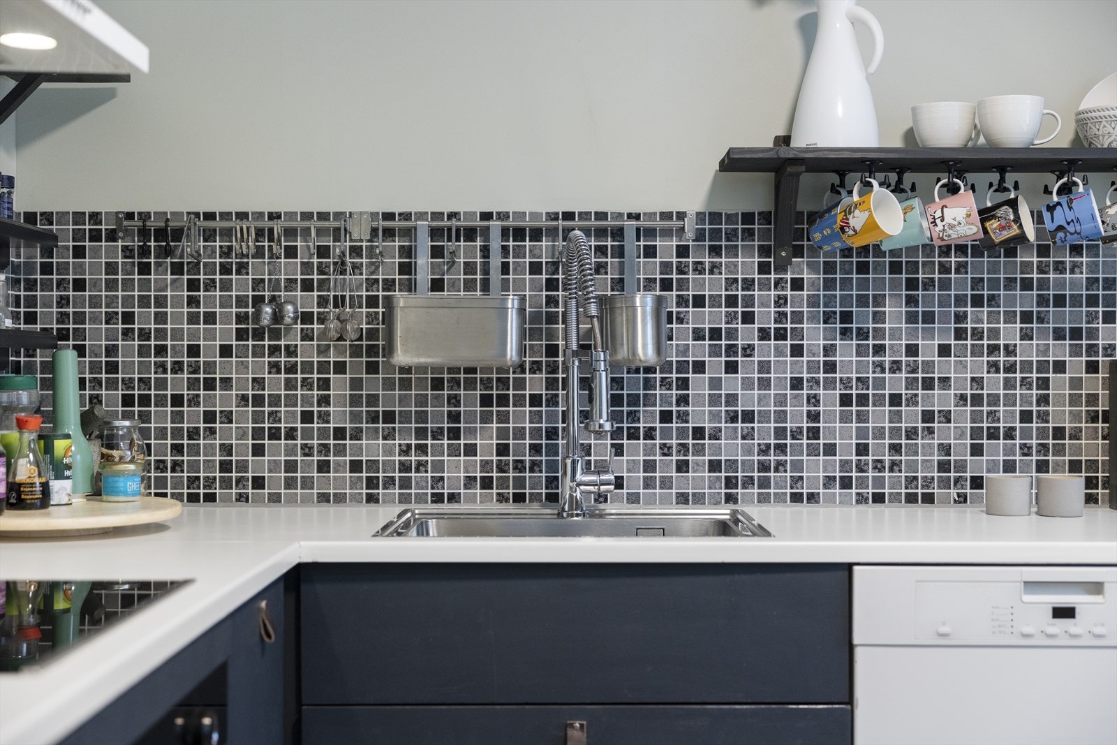 Fliser bak kjøkkenbenken gir en robust overflate og enkel rengjøring. Galleribilde