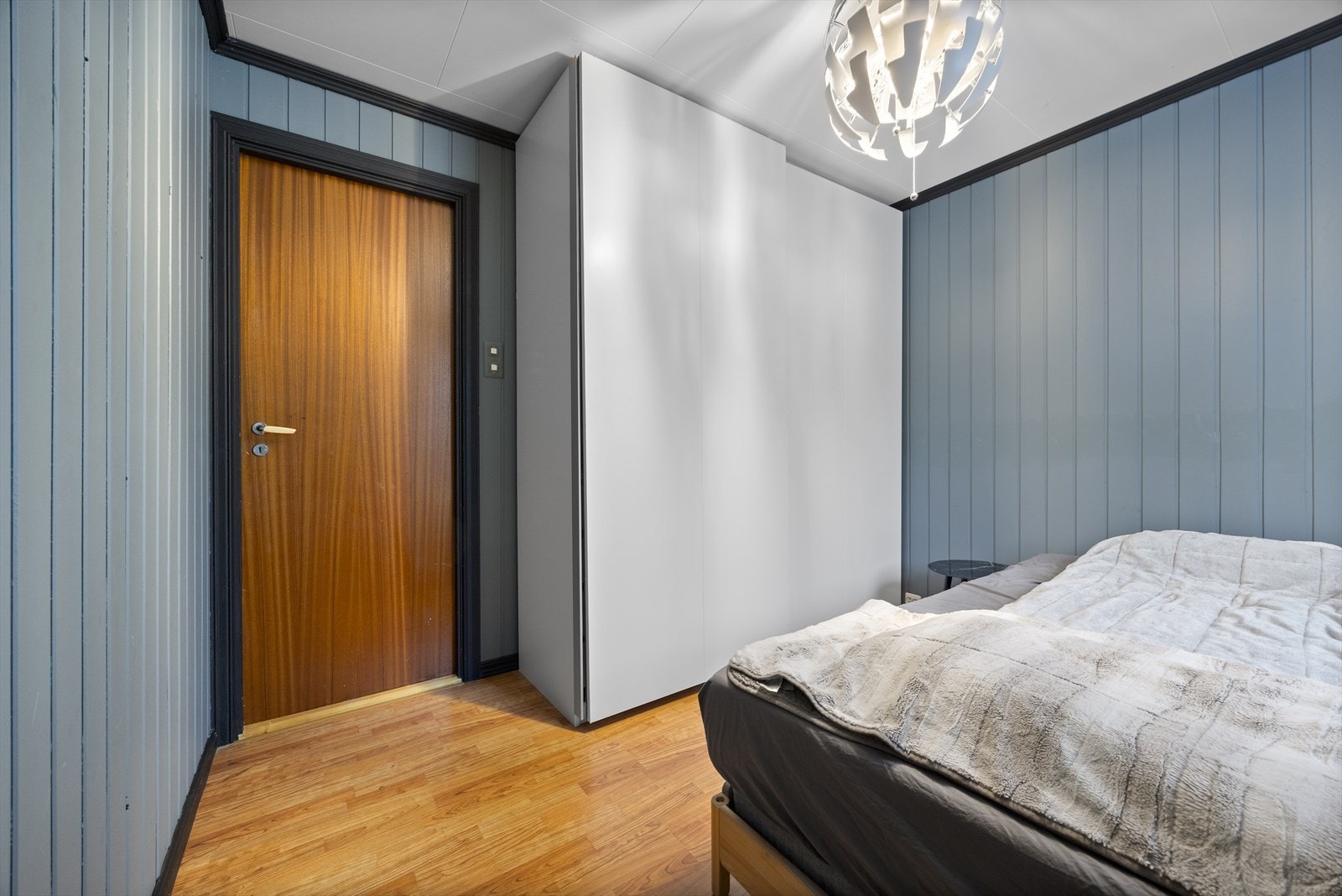 Skyvedørsgarderobe gir praktisk oppbevaring i soverommet. Galleribilde