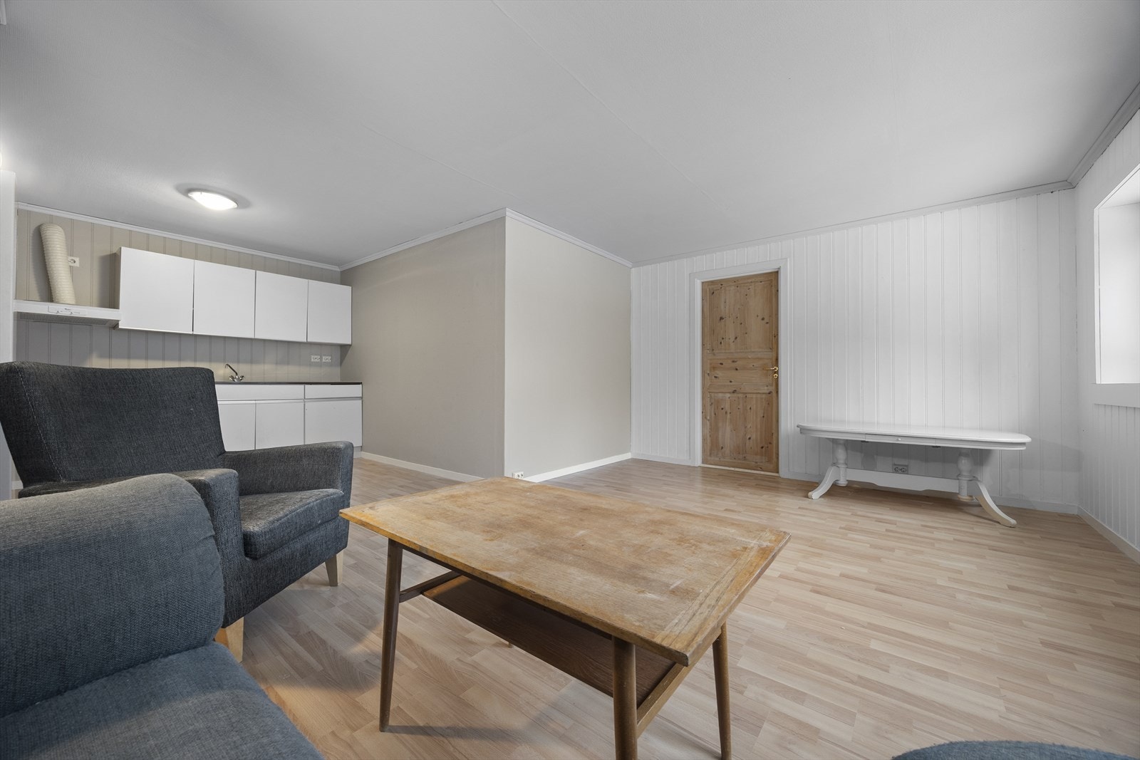 Åpen løsning mellom stue og kjøkken gir god romfølelse. Galleribilde