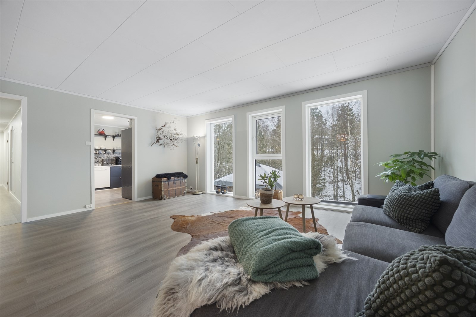 Store vindusflater gir rikelig med naturlig lys i stuen. Galleribilde