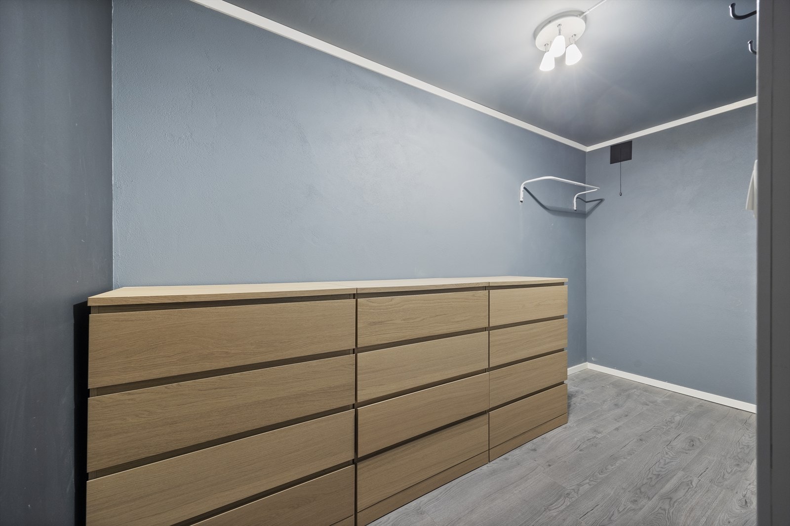 Walk-in garderobe gir rikelig med oppbevaringsmuligheter. Galleribilde