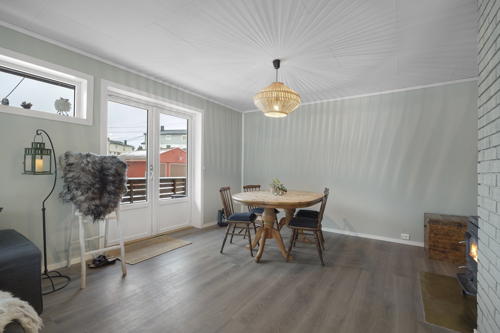 Utgang til veranda gir enkel tilgang til uteområdet fra spiseplassen. Galleribilde