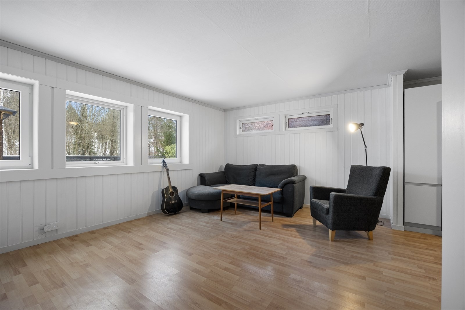 Store vinduer slipper inn rikelig med naturlig lys i stueområdet. Galleribilde