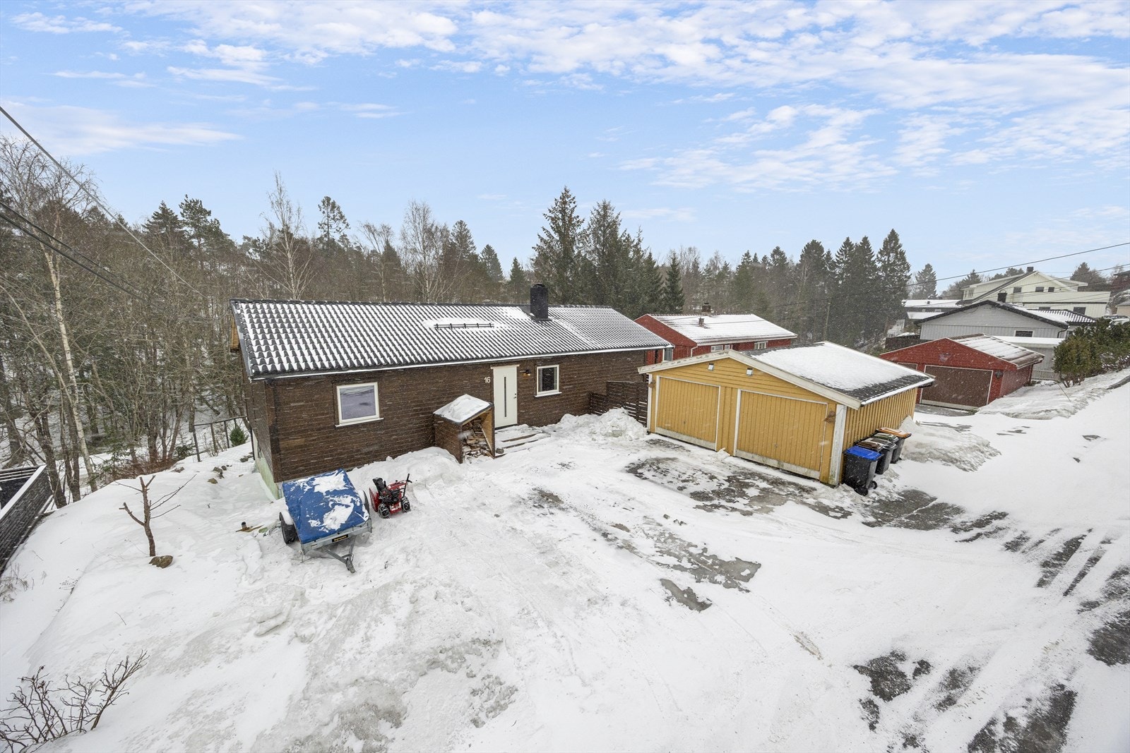Eiendommen har en frittstående dobbel garasje med behov for rehabilitering, Galleribilde