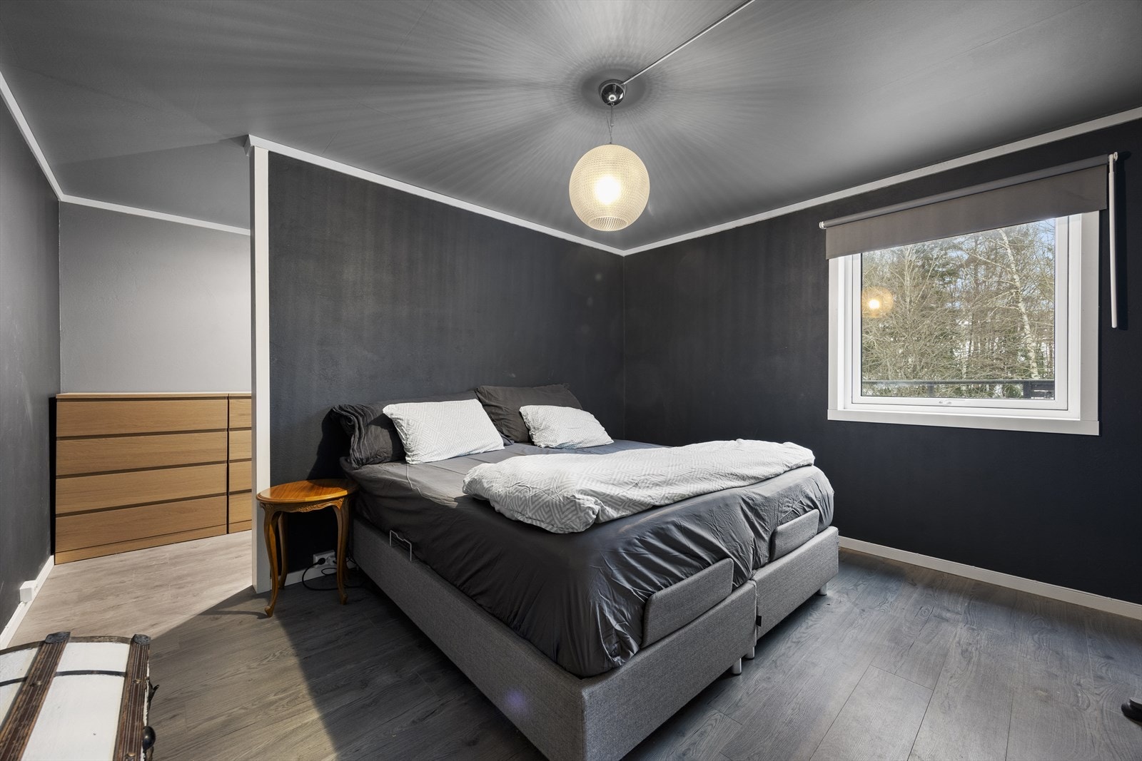 Soverom 4, Soverommet har plass til dobbeltseng og oppbevaring. Galleribilde