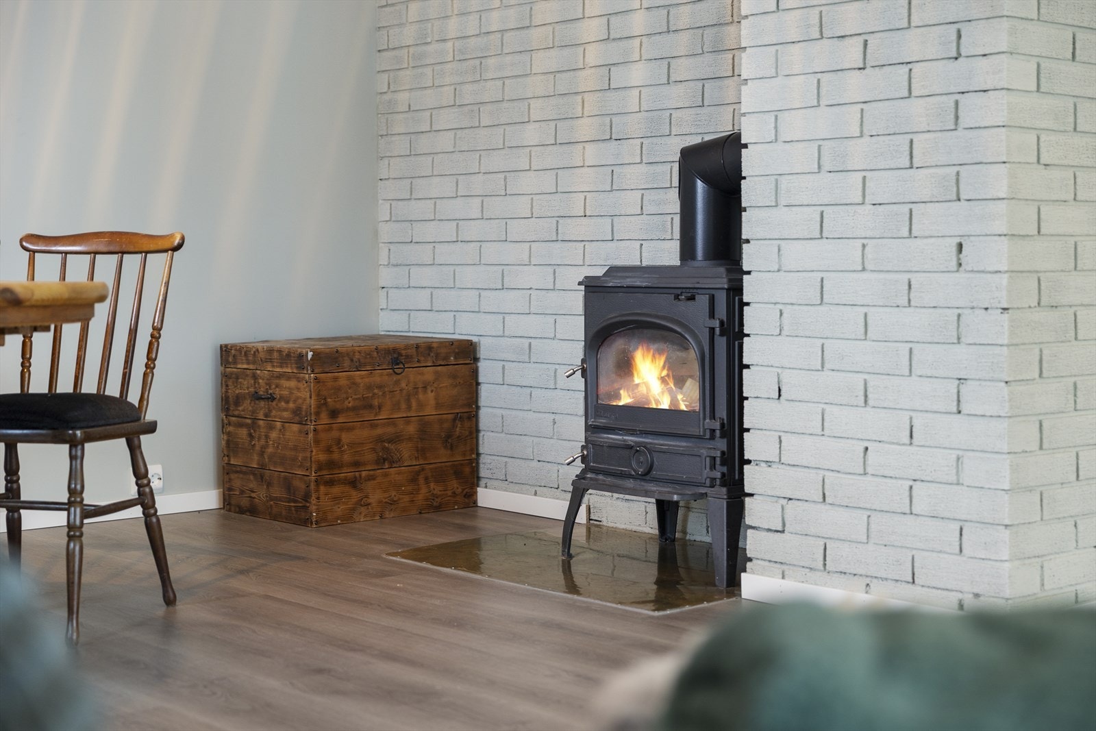 Vedovn bidrar til en jevn og behagelig varme i rommet. Galleribilde