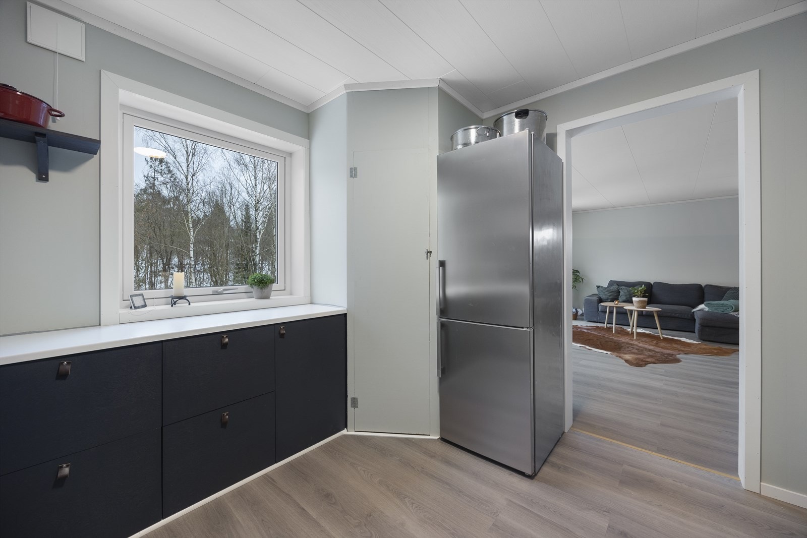 Kjøkkenet har direkte forbindelse til stuen, noe som gir en naturlig flyt mellom rommene. Galleribilde