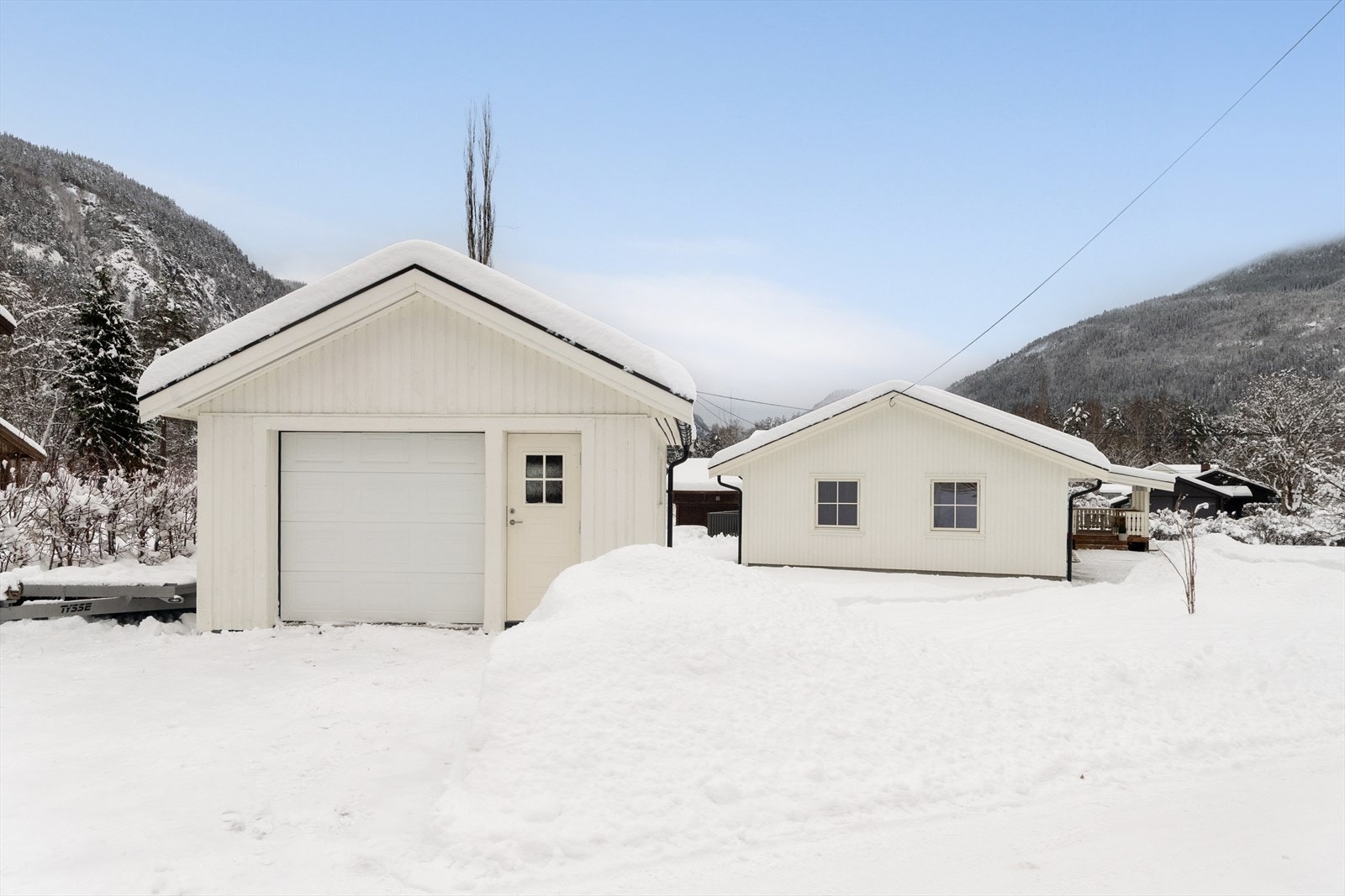 I tillegg til eneboligen er det oppført en frittstående garasje på eiendommen.
Garasjen er oppført i 1981, og er til sammen 39 kvm stor fordelt over to etasjer. Hovedetasje har garasjerom og kjelleretasje bodrom. Galleribilde