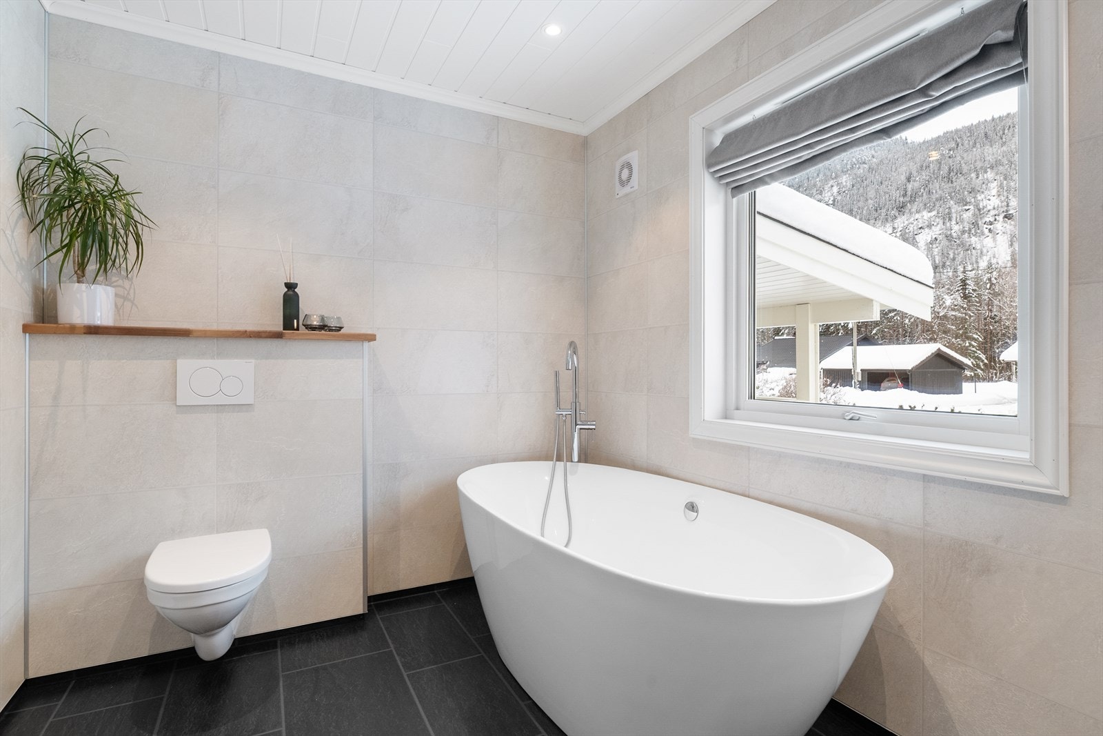 Videre har badet badekar og vegghengt toalett. Det er varmekabler i gulv og elektrisk styrt vifte. Galleribilde