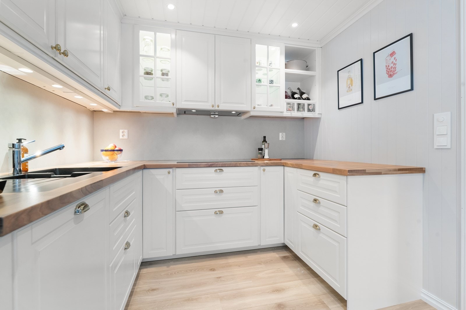 Her er det godt med skap- og benkeplass. Galleribilde