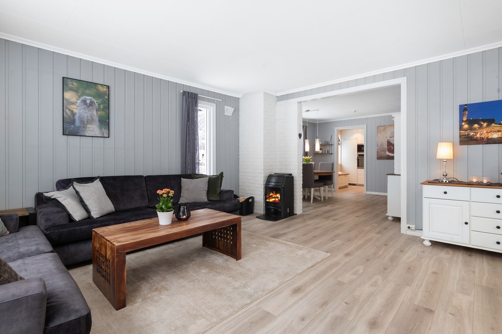 Boligen fremstår som en lys og pen enebolig på et plan. Boligen er oppført i 1974, men har hatt store oppgraderinger de senere årene.
Flere innvendige overflater og innvendige dører er oppgradert i 2018. Bad er fra 2016 og kjøkkeninnredning fra 2018. Galleribilde