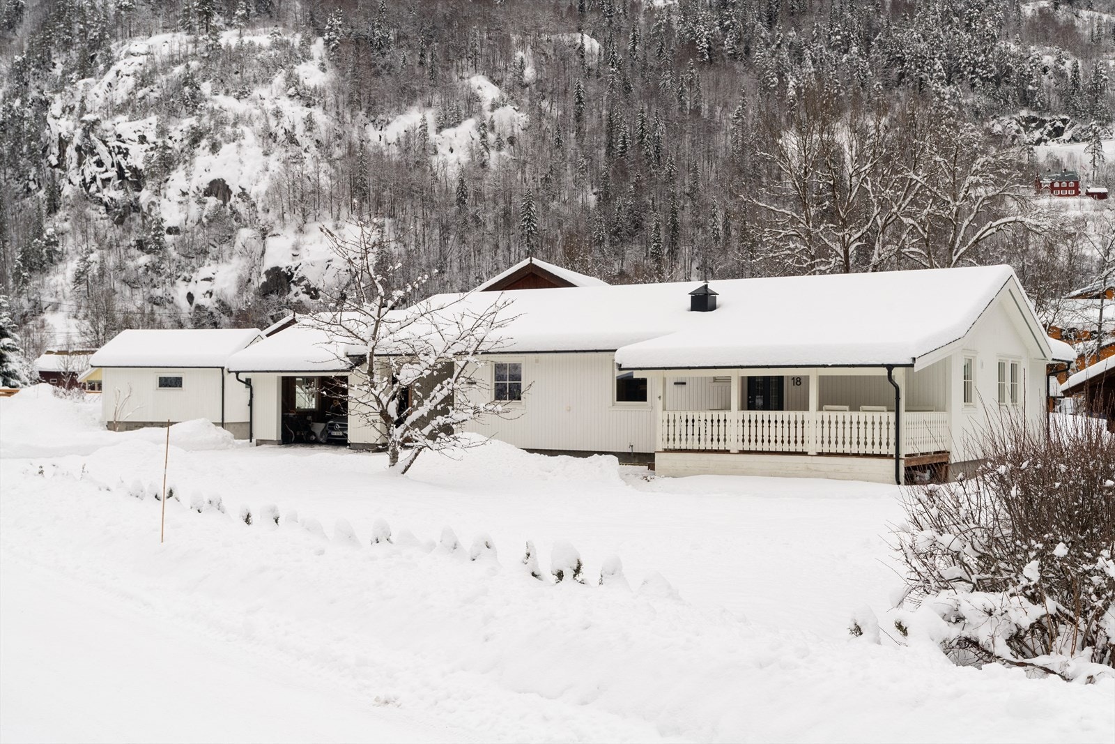 Utvendig er boligen oppgradert med tak fra 2003, kledning fra 2021, vinduer fra 2014-2021 og hovedytterdør fra 2021. Galleribilde