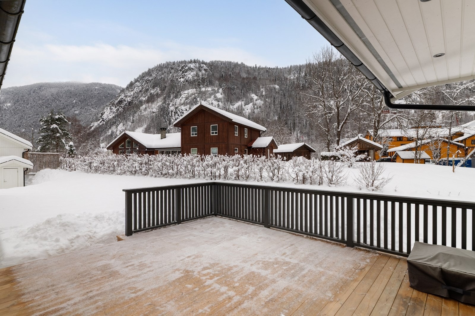 Her er det en flott og romslig veranda med rekkverk og trapp ned til hagen. Verandaen er romslig og har god plass til hagemøbler. Verandaen er bygget i 2021. Galleribilde