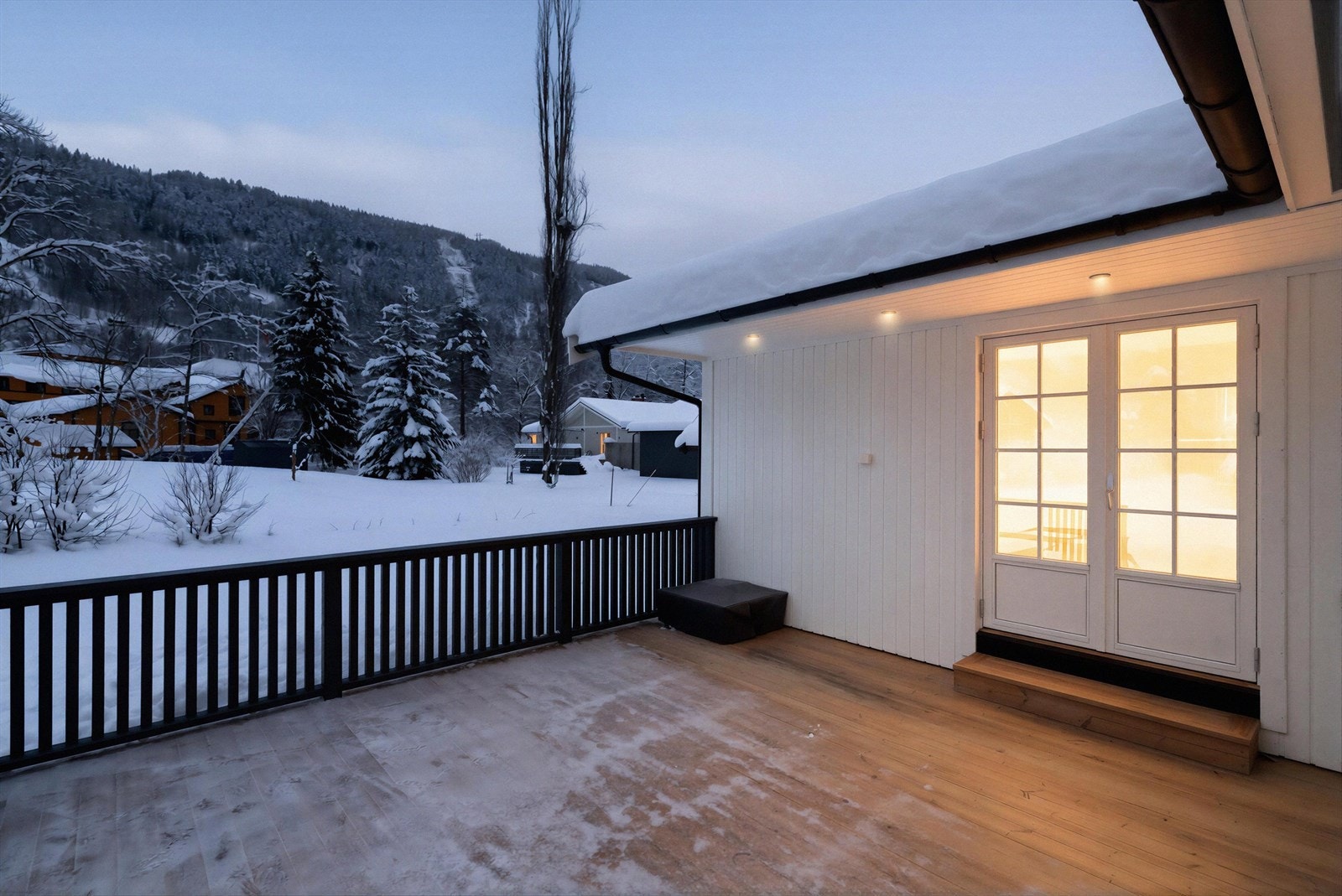 Boligen ligger fint og barnevennlig til, like ved ærverdige Dalen Hotel og populære Soria Moria Sauna.
På Dalen er det også skole, barnehage og idrettsplass, samt butikker og en hyggelig handlegate. Galleribilde