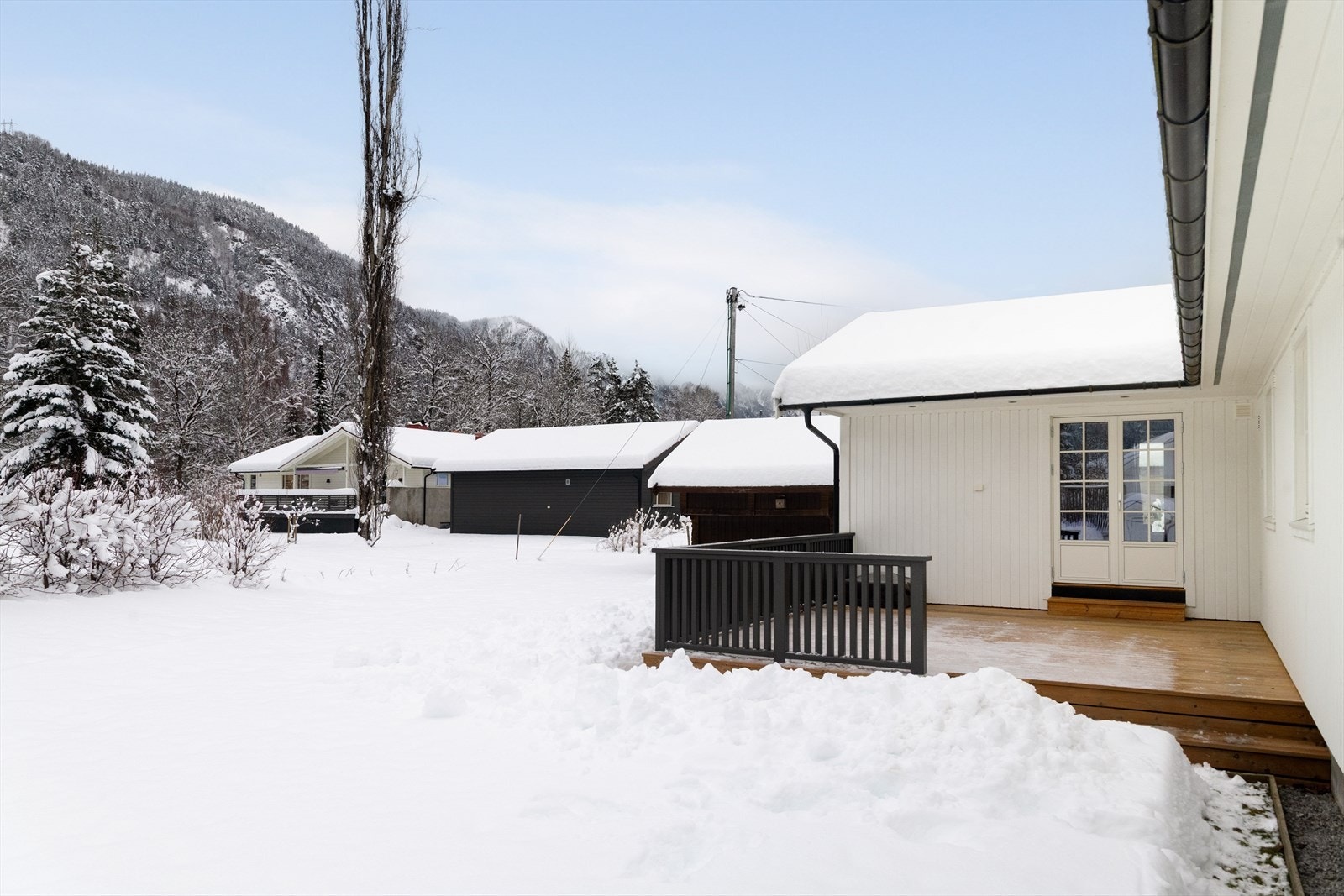 Eiendommen har en 1 228,1 kvm stor tomt opparbeidet med gressplen og beplantning. Galleribilde