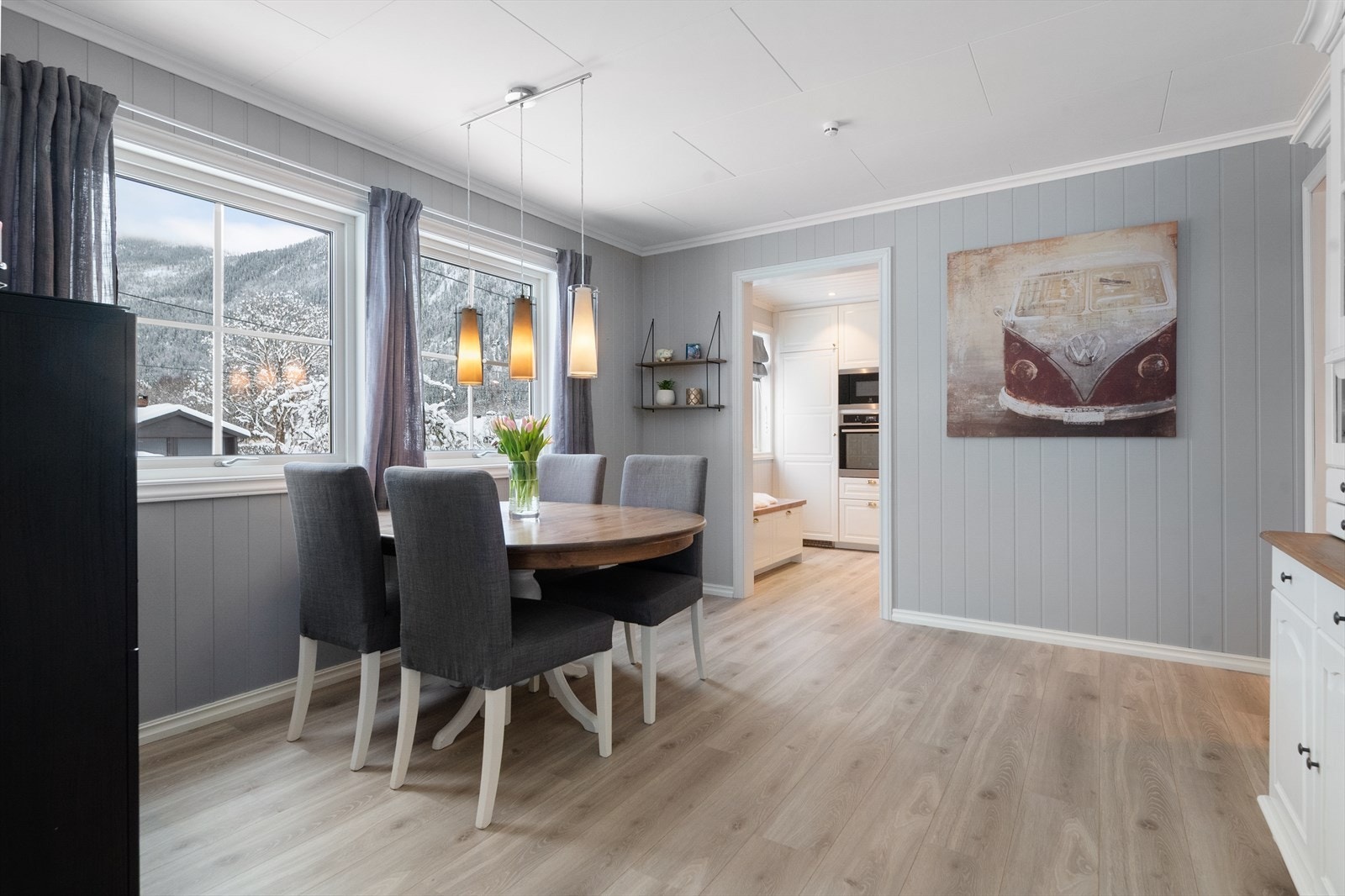 Spisestuedelen ligger fint til i tilknytning til kjøkkenet. Galleribilde