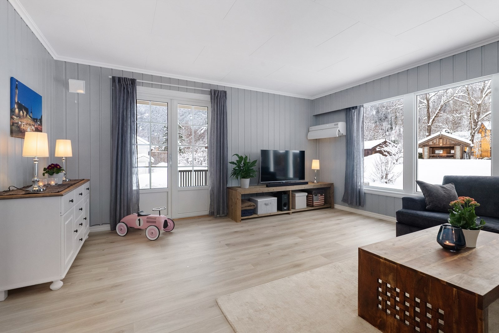 Her er det også to-fløyet verandadør ut til uteplass og hage. Galleribilde