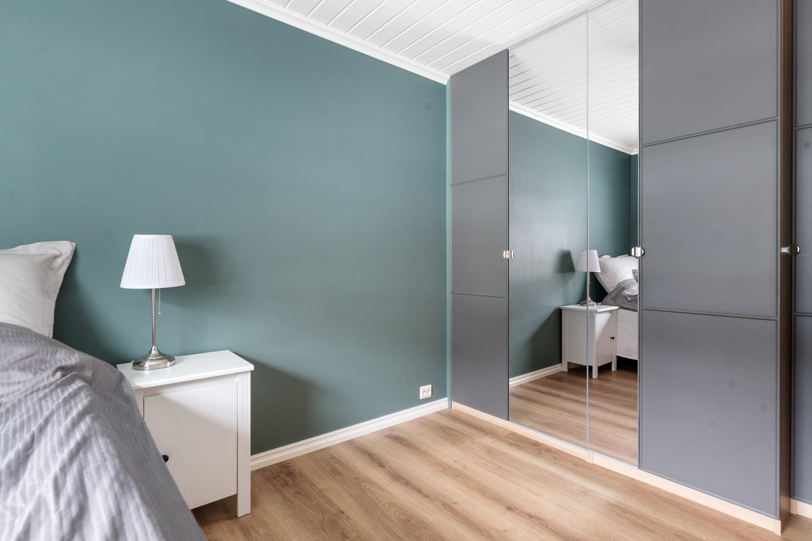 Dette soverommet har et romslig garderobeskap. Galleribilde