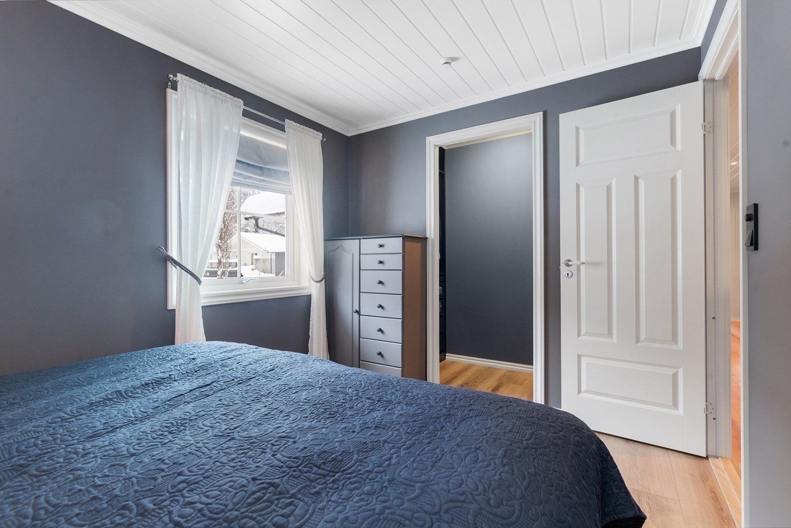 Fra hovedroverommet er det inngang til en kjekk bod/ garderoberom. Galleribilde