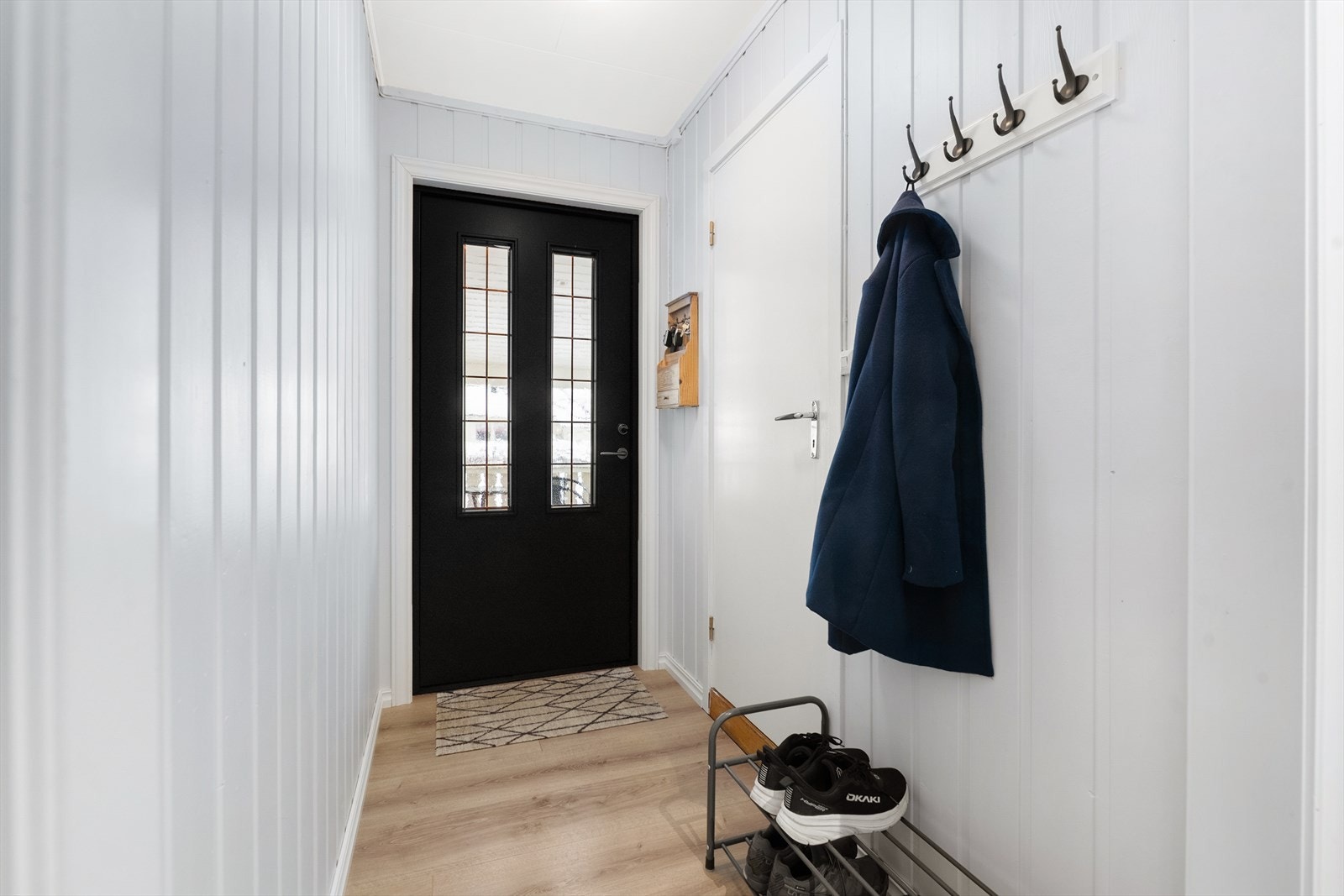 Entré har plass til sko og oppheng av yttertøy. Fra entreen er det direkte adkomst til vaskerommet. Galleribilde