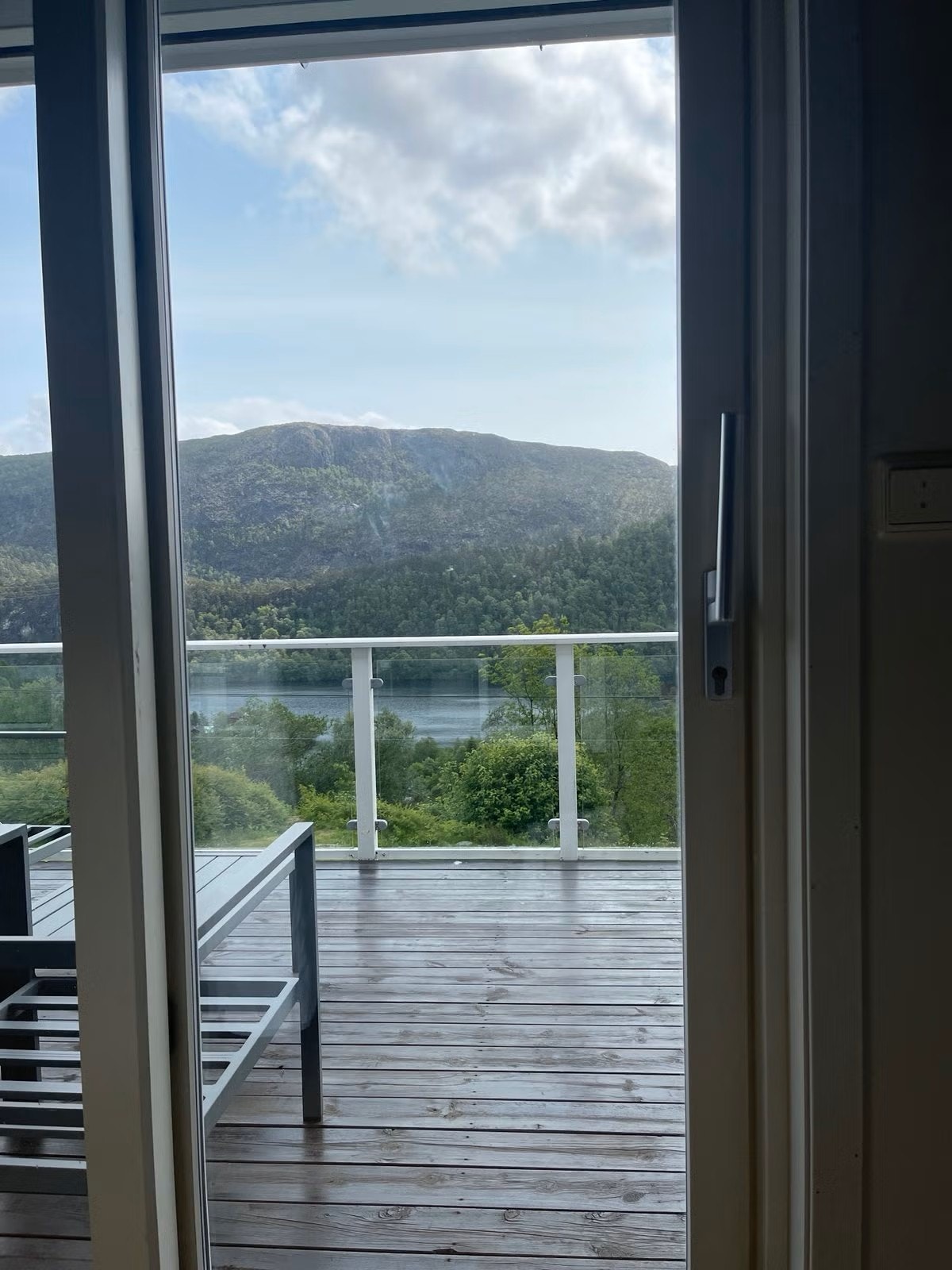 Utgang til veranda fra stuen. Galleribilde