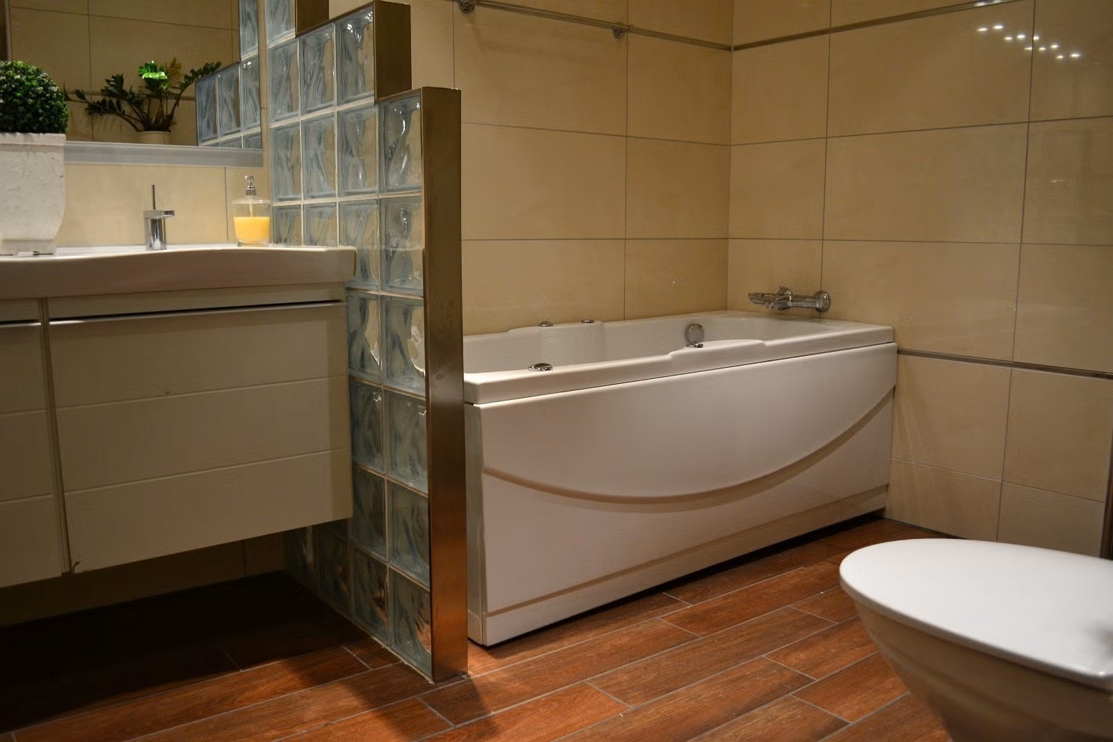 Badet inneholder dobbelt servant, wc, badekar og dusj. Galleribilde