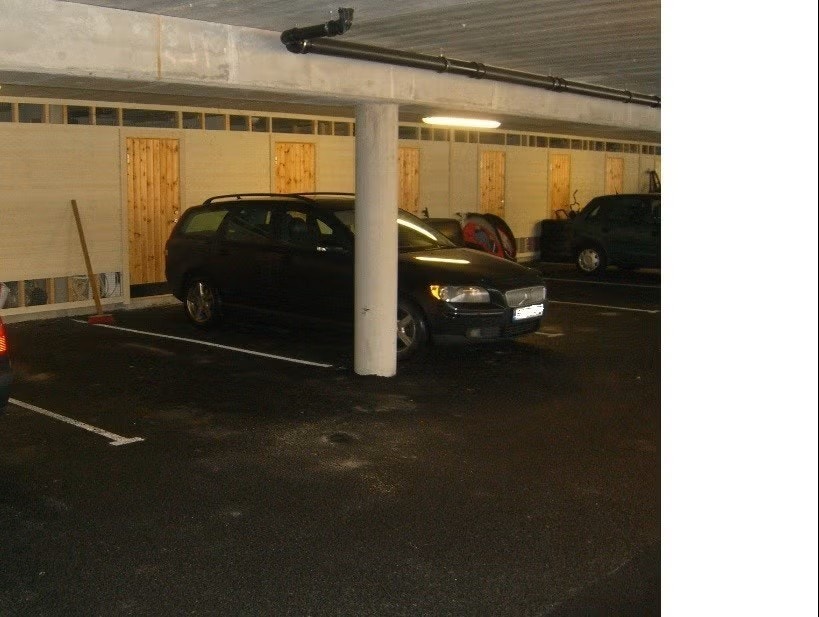 Parkeringsplass og bod. Galleribilde