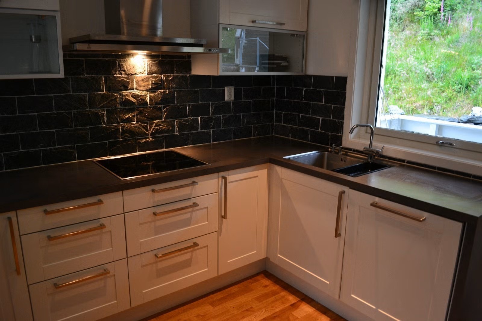 Det er også integrert oppvaskmaskin og platetopp. Galleribilde