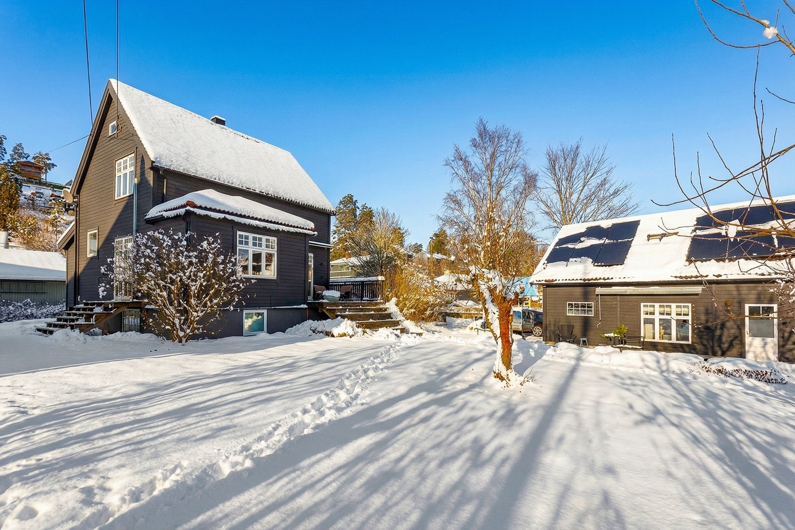 Eiendommen har en stor, flat og skjermet hage med gode solforhold. Galleribilde