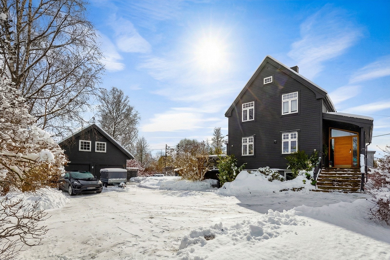 En betydelig påkostet enebolig med stor, separat garasjebygning. Galleribilde