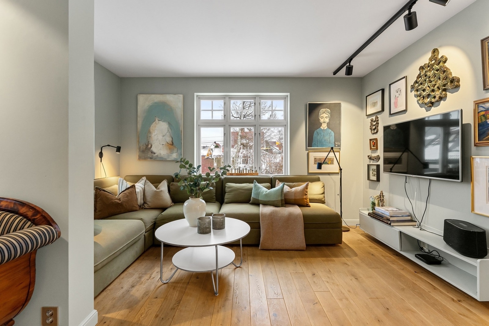 Stuen er et lunt og hyggelig rom med plass til en romslig sofagruppe. Galleribilde