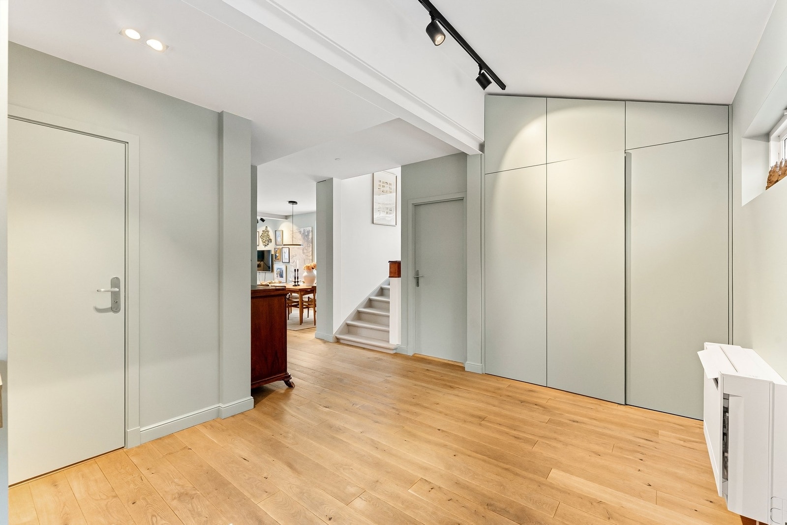 Plassbygde garderobeskap i gangen gir rikelig med oppbevaringsplass. Galleribilde