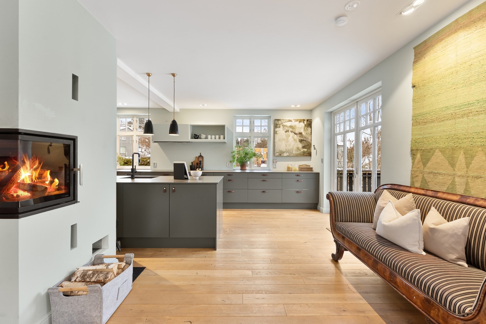 Peisen er et sentralt element som skaper en naturlig soneinndeling i det åpne rommet. Galleribilde