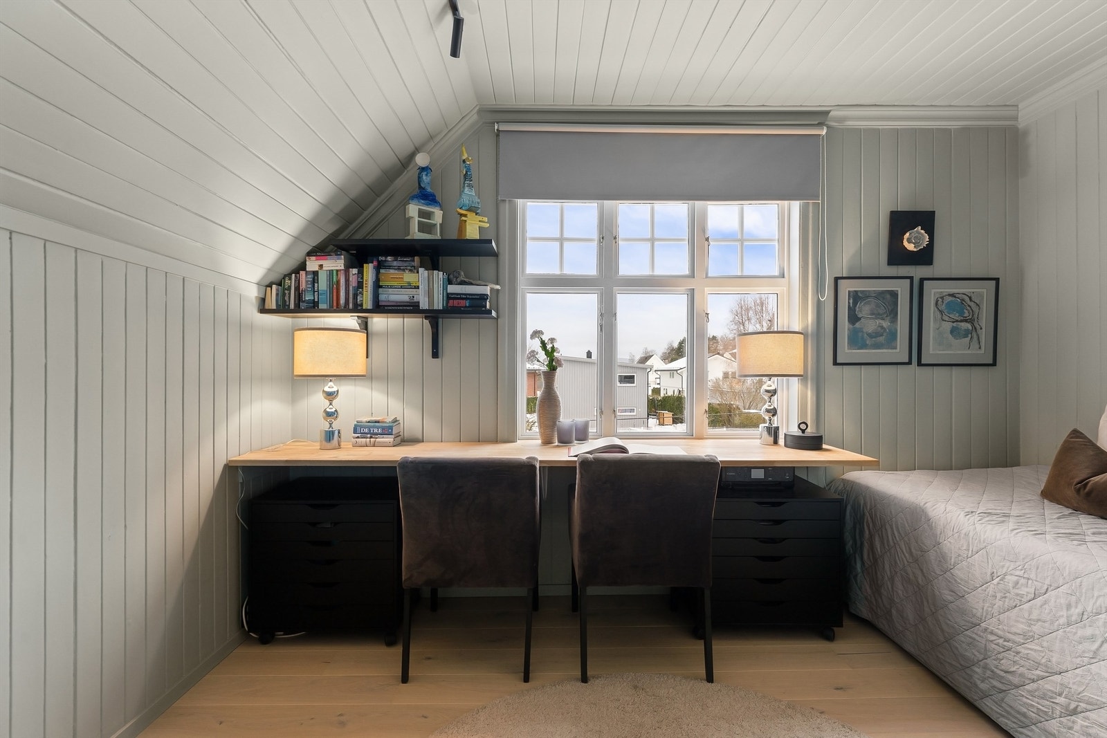 Rommet har plass til både seng og en stor kontorpult. Galleribilde