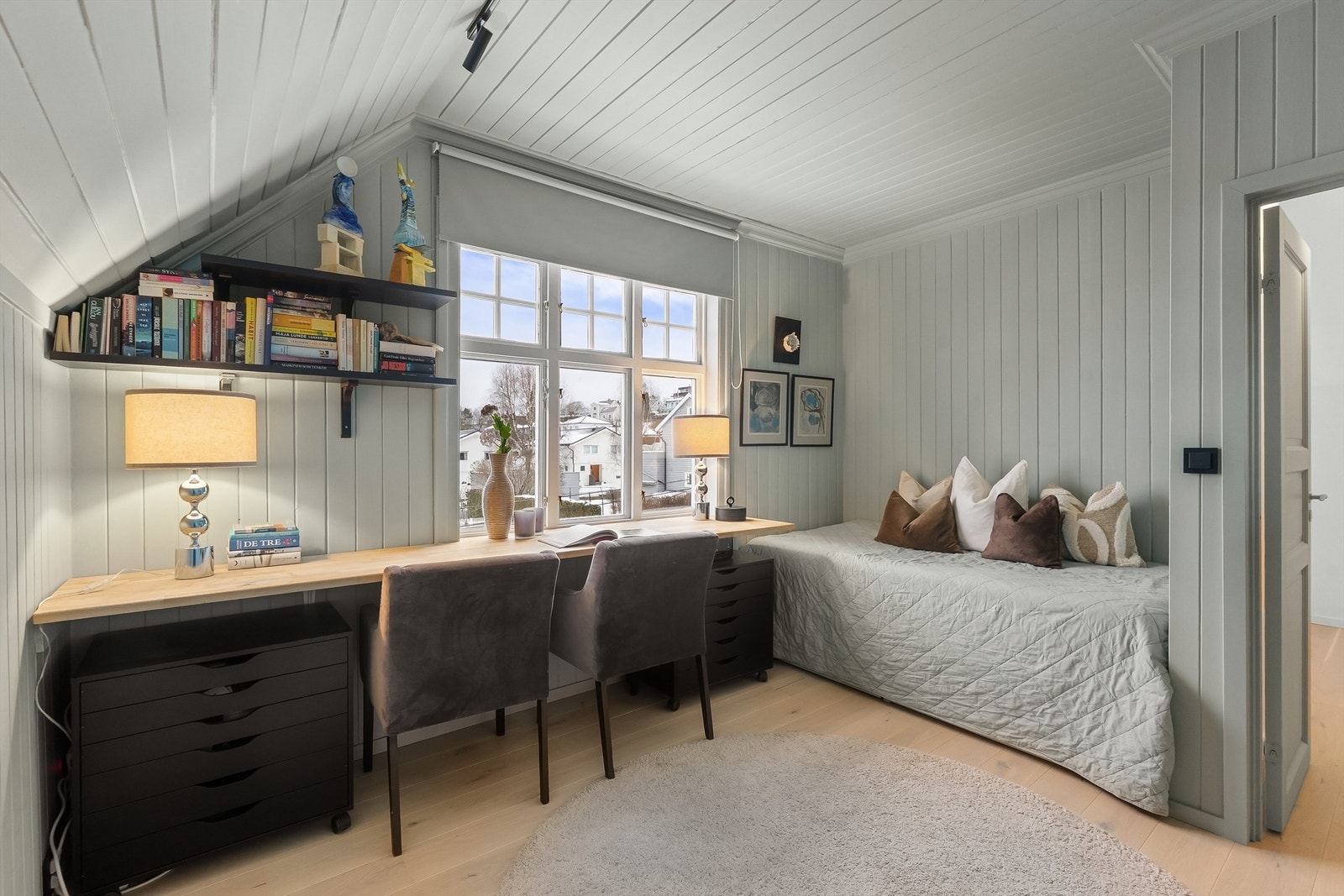 Det andre soverommet er innredet med en lang arbeidsbenk, ideelt for hjemmekontor. Galleribilde
