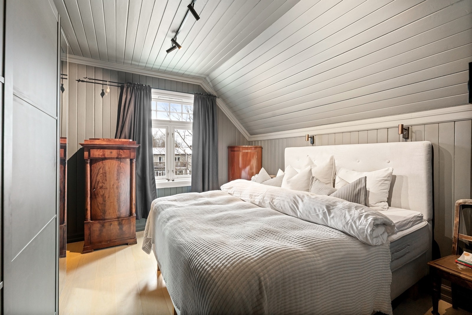 I andre etasje finner vi hovedsoverommet, et romslig og lunt rom. Galleribilde