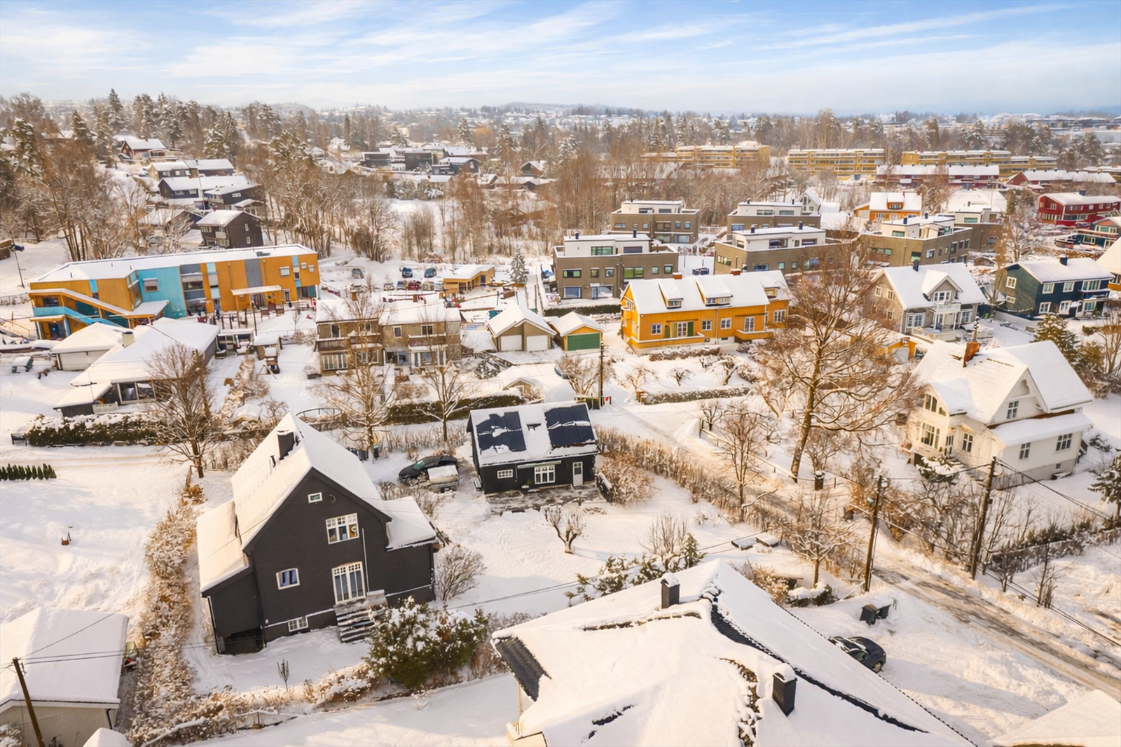 Nabolaget preges av eneboliger og grønne omgivelser. Galleribilde