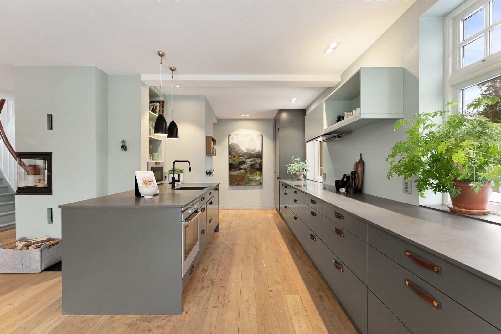 Stilrent og velutstyrt kjøkken med rikelig med skap- og benkeplass. Galleribilde