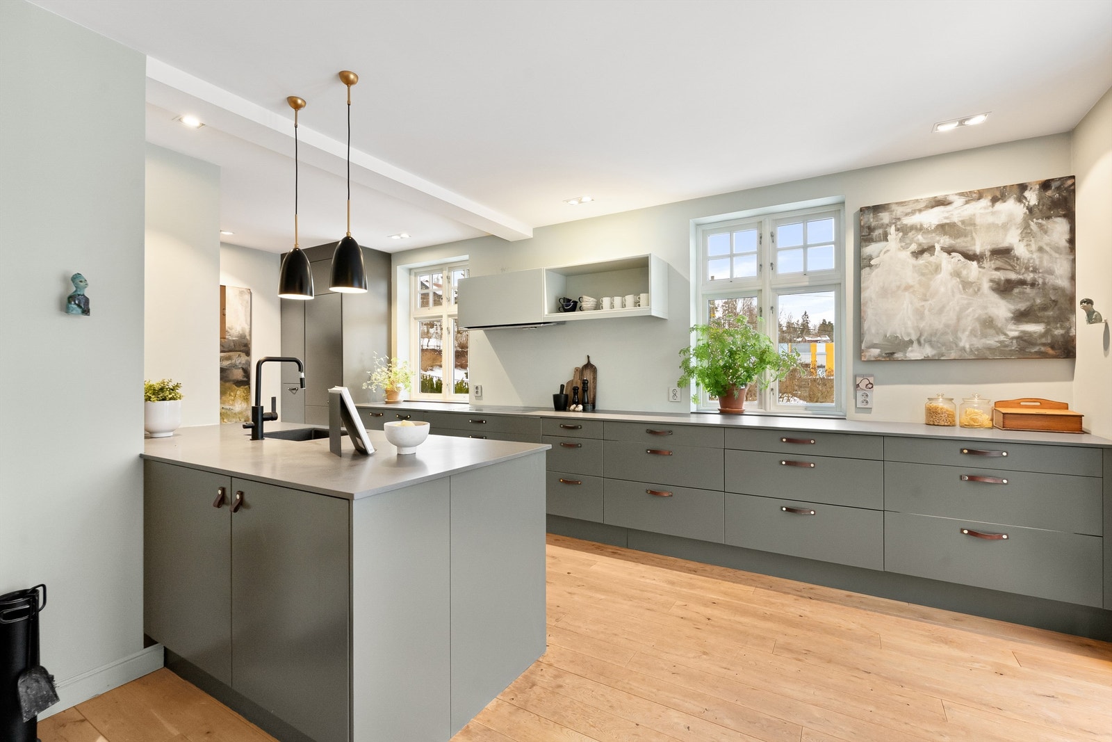 Den store kjøkkenøya er et naturlig samlingspunkt, med integrert koketopp og vask. Galleribilde