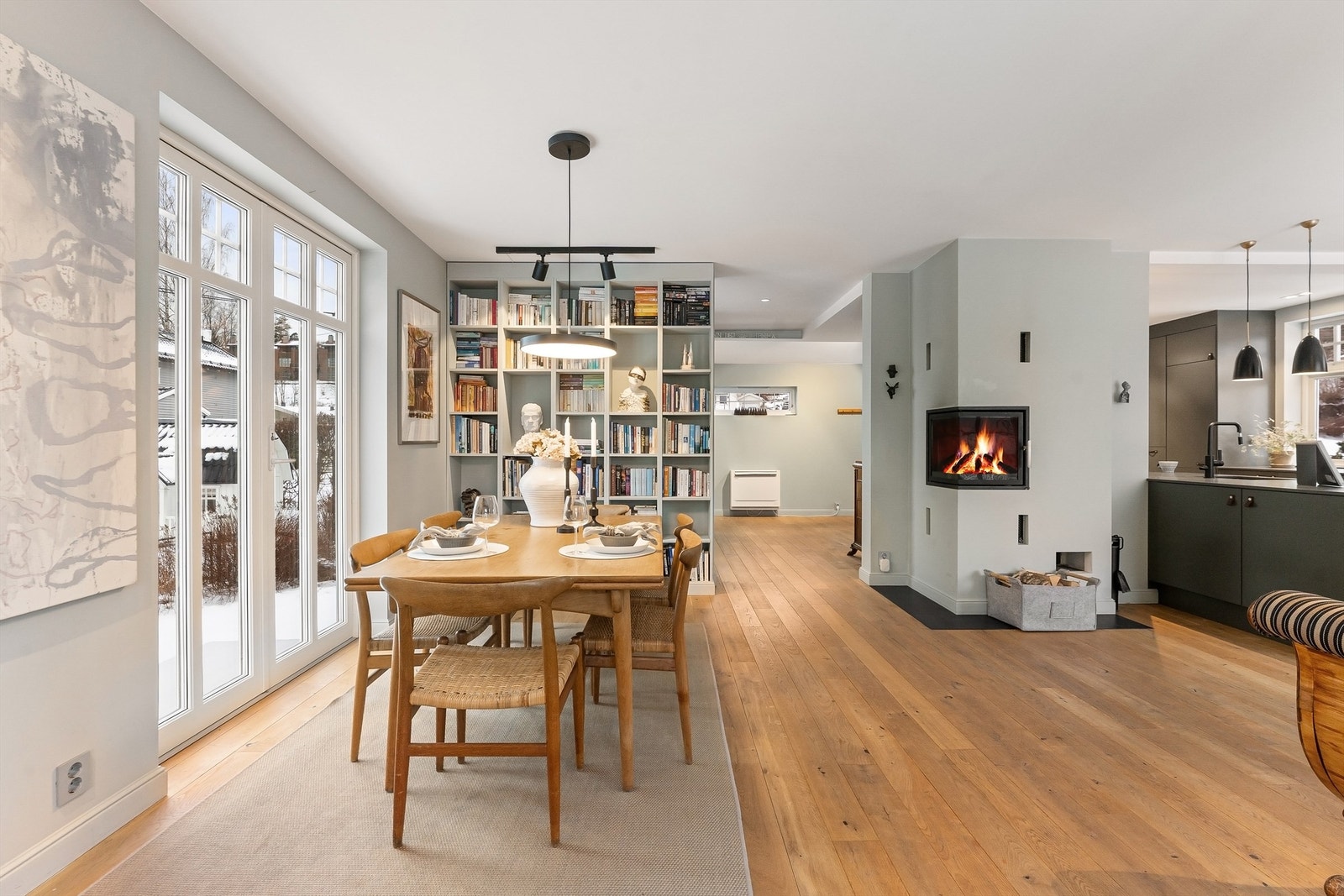 Fra spisestuen er det doble dører med direkte utgang til hagen. Galleribilde