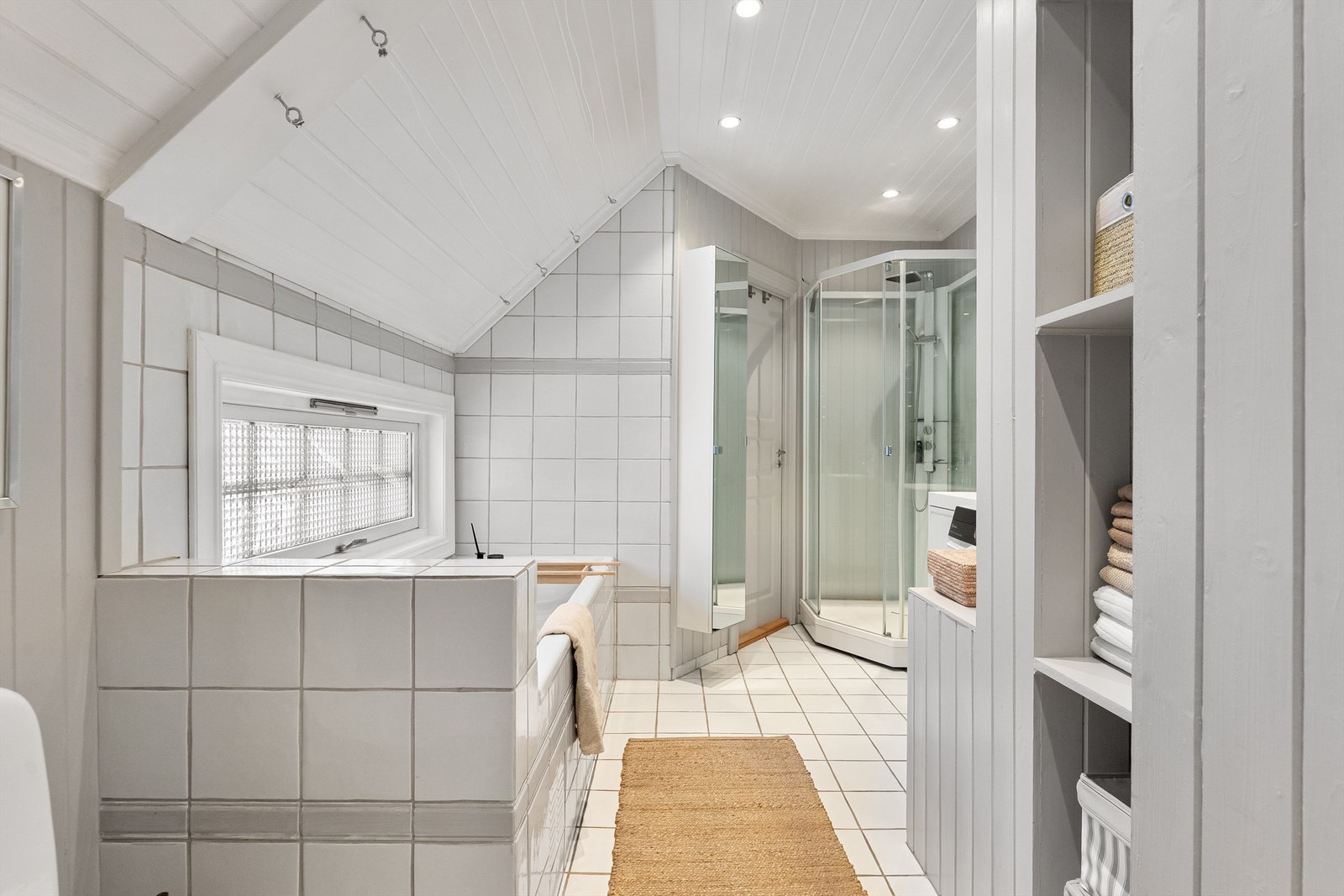 Rommet er lyst og romslig med flislagt gulv og panel på veggene. Galleribilde