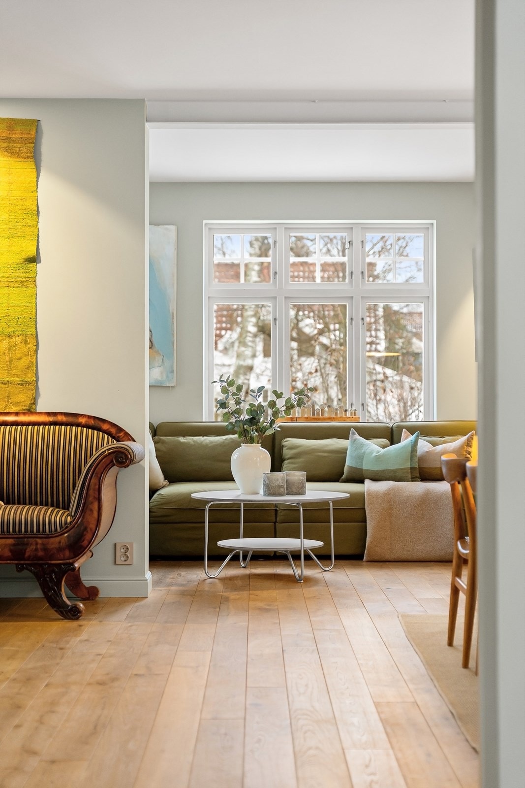 Klassiske sprossevinduer gir særpreg og slipper inn mye lys. Galleribilde